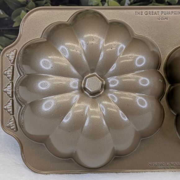 Nordic Ware Great Pumpkin Pan - Picture 6 of 11